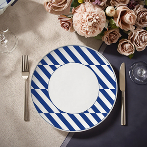 Ensembles d'assiettes à dîner de luxe en porcelaine fine de 10.5 pouces bleu moderne motif végétal chargeurs de <span class=keywords><strong>mariage</strong></span> en céramique respectueux de l'environnement - Product Image 4