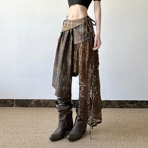 Falda midi con diseño irregular de encaje y patchwork a cuadros, estilo retro con abertura y detalle de lazo en contraste. - Product Image 4