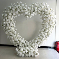 Maßgefertigtes Handgemachtes Weiches Seiden-Kunstblumen-Panel in Herzform mit Roten Rosen für Weihnachtliche Schaufensterdekoration