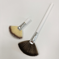 Witte superzachte gezichtsreinigingsborstel met dik, pluizig, veganistisch haar, handvat voor concealer en lippenbalsem.