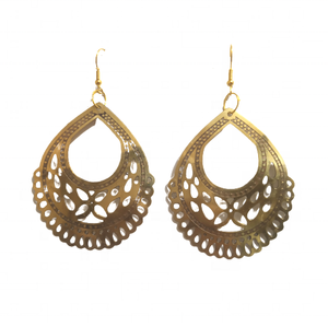 Vente en gros de boucles d'oreilles tendance en laiton, métal, motif floral, goutte d'eau, plaqué or, accessoires de bijoux pour femmes pour les occasions d'anniversaire - Product Image 1