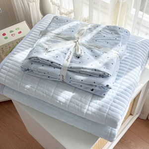 <span class=keywords><strong>Set</strong></span> di Biancheria da Letto 4 Pezzi in Cotone Stampato Stile Fresco Blu, <span class=keywords><strong>Copripiumino</strong></span> in <span class=keywords><strong>Flanella</strong></span> Trapuntata, Copriletto a Doppio Strato in Garza - Product Image 1