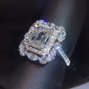 Anillo de Diamantes de Corte Esmeralda de Lujo Q580, Anillo de Compromiso para Mujer con Diamantes Naturales, Diseño de Halo Chapado en Oro de 14K - Product Image 2