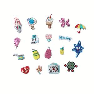 Patchs thermocollants en tissu brodés à motifs de dessins animés, 1-5 cm, vente en gros, pour sacs, porte-clés et accessoires - Product Image 1