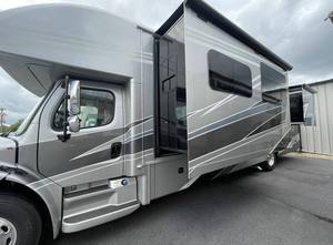 รถบ้านสุดหรู Entegra Accolade 2.35 เมตร ปี 2023 สีขาว สำหรับครอบครัว พร้อมมาตรฐานไอเสียยูโร 5 และรองรับผู้โดยสาร 4-6 คน - Product Image 5