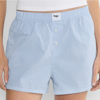 Shorts de pyjama décontractés pour femmes en coton rayé bleu clair avec ceinture élastique et patch logo, deux boutons sur le devant