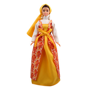 Traditionelle muslimische Puppe (29 cm) für Kinder mit klassischem langem Kleid, gelbem Schal und Tasche zu verkaufen. - Product Image 1