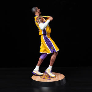 <span class=keywords><strong>Kobe</strong></span> <span class=keywords><strong>Bryant</strong></span> # Statuetta da Collezione 24 Basketball Star Victory Roar con Base a Campo da Basket per Appassionati di Sport e Collezionisti - Product Image 3