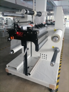 Machine de rembobinage automatique de films avec fonction de pelage et de découpe de film de laminage pour rouleaux d'étiquettes de films d'emballage souples - Product Image 5