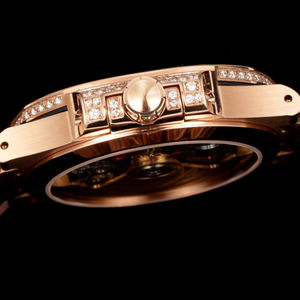 Montre-bracelet pour homme en or rose entièrement sertie de diamants, design boîtier coussin, sertissage dense de pierres, affichage de la date, montre de luxe élégante haut de gamme - Product Image 5