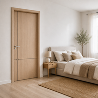 Porte intérieure en MDF mélaminé chêne clair avec design à lignes verticales et joint inférieur pour chambre, hôtel, appartement