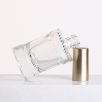 Vente en gros de bouteille de vernis à ongles en verre violet personnalisée 30ml bouteille de vernis à ongles en gel de verre vide carré avec pinceau bouchon doré