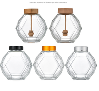 Tarro de miel al por mayor de cristal con forma hexagonal, recipiente para miel con cucharón de madera y tapa de corcho, almacenamiento de miel y jarabe en forma de colmena