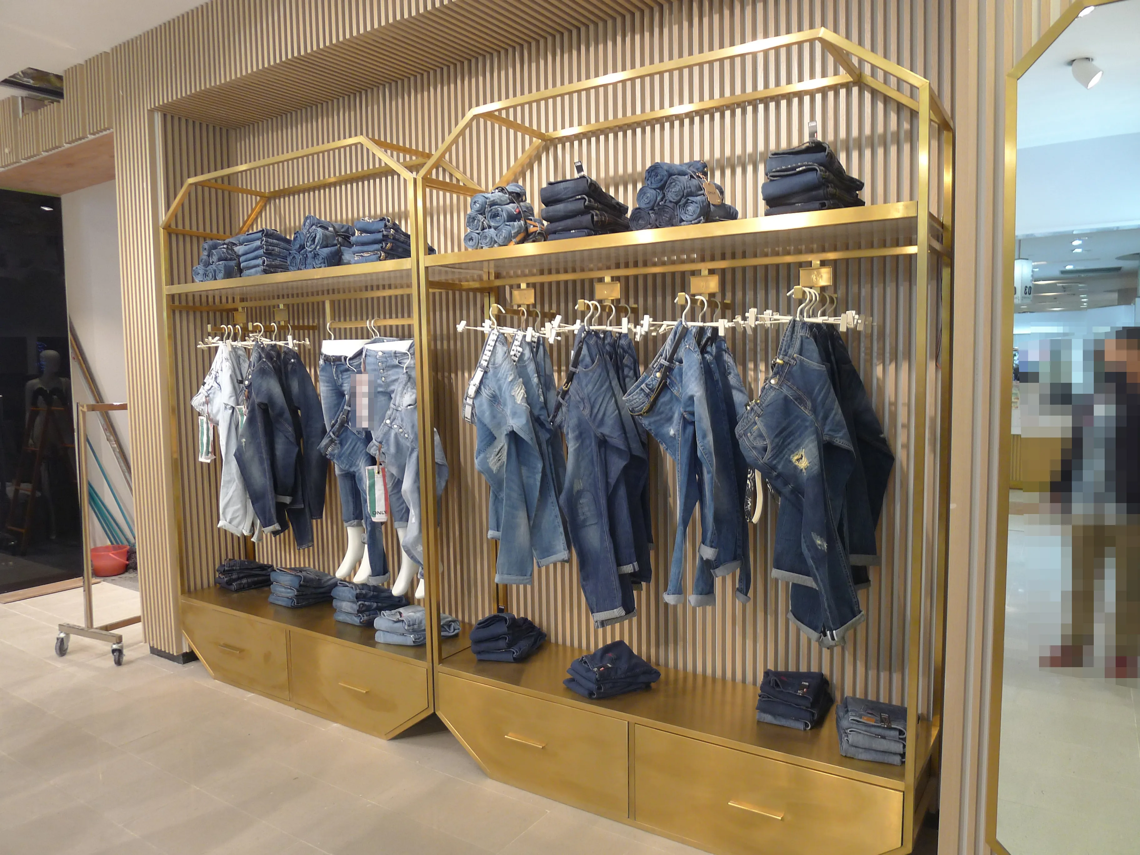 Benutzer definierte Edelstahl Stoff Display Ständer Kleidung Display Racks Metall Retail Boutique Kleider ständer