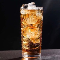 Verre à cocktail Tiki 420 ml soufflé à la main avec motif totem en relief, dégradé de couleurs transparentes, pour whisky tropical, jus, plage, mariage