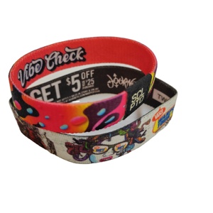 Barato logotipo personalizado caucho deportes grabado en relieve poliéster PVC pulsera logotipo personalizado pulseras de silicona - Product Image 1