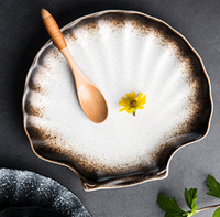 Assiette en porcelaine créative en forme de coquille, style minimaliste irrégulier, peu profonde, compatible micro-ondes, style rétro, luxe léger, plat vintage