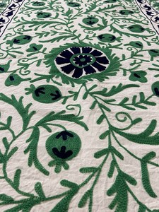 Couverture en coton d'Ouzbékistan brodée à la main, style Suzani, colorée, pour lit ou mur - Product Image 3