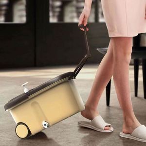 Ensemble de nettoyage de sol domestique : Serpillère rotative à 360° avec manche télescopique réglable en acier inoxydable et seau de 15L avec essorage sur quatre côtés - Product Image 4