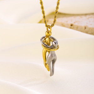 Collana con Ciondolo Coppia Abbracciata in Acciaio Inossidabile, Catena Bambù, Design a Contrasto Colore, Stile Sportivo e alla Moda, Personalità Unica - Offerta Speciale - Product Image 4