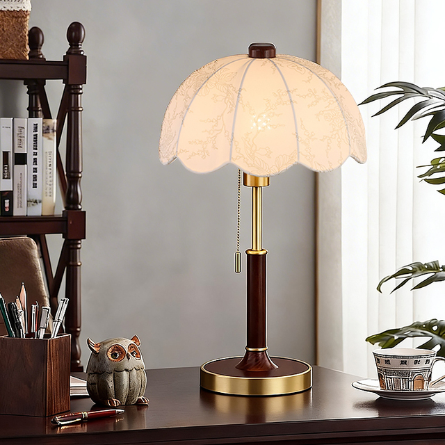 French Vintage Mid-Century Style Table Lamp Fabric Lampshade Luxury Desk Lamp for Hotel Villas Decorative Ambient Light