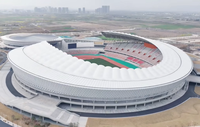 Structure en acier personnalisable pour gymnases, arènes sportives, salles et stades préfabriqués, à usage scolaire, public et commercial, au design moderne.