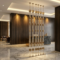 Panneau de séparation opaque découpé au laser en acier inoxydable durable et moderne avec colonne suspendue en cristal pour intérieur de luxe