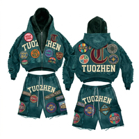 Tuta da uomo personalizzata in cotone a due pezzi, con felpa a doppio strato e pantaloncini cargo, effetto patchwork distressed, stile streetwear, per allenamento e attività sportiva.