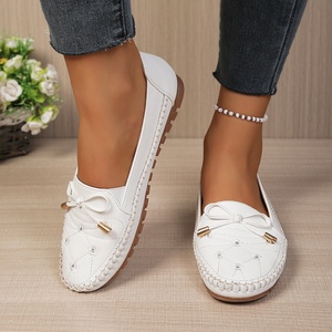 Mocassins plats blancs pour femmes grandes tailles, en cuir PU, légers, à enfiler, chaussures décontractées tendance avec nœud - Product Image 1