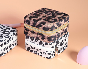 Portagioie Portatile a Forma di Leopardo con Specchio - Product Image 1