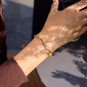 Bracelet à breloques tendance plaqué or avec pendentifs étoile, lune et cœur en alliage de zinc – Bijou cadeau pour femme - Product Image 3