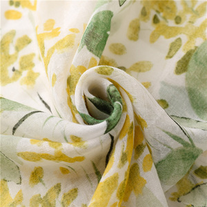 Pañuelo largo de verano para mujer, ligero y fresco, de poliéster con hilo de Bali, con estampado de hojas en verde frutal y amarillo brillante, con borlas, tipo chal. - Product Image 4