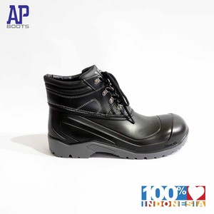 รองเท้า AP MAX BLACK/GREY มาพร้อมพื้นรองเท้าสีดำแบบเรียบหรู ผลิตจากวัสดุ Ultraflex Polymer ที่ยืดหยุ่นได้ ให้ความสบายที่เหนือชั้น - Product Image 2