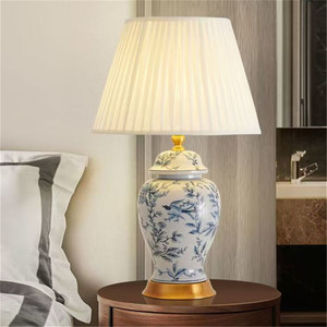 Lampada da Tavolo Classica in Ceramica <span class=keywords><strong>Beige</strong></span> e Nera con Motivi Floreali, Base Dorata e <span class=keywords><strong>Paralume</strong></span> in Tessuto Plissettato per Camera da Letto, Soggiorno e Casa - Product Image 2
