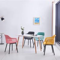 Chaise de salle à manger en plastique nordique en gros, fauteuil en plastique pas cher pour les véranda, les balcons, les cafés, les salles à manger, les patios, les piscines, les magasins
