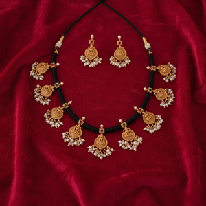 Elegante Juego de Collar Gargantilla Estilo Templo Antiguo con Acabado Dorado Mate, Joyería Tradicional para Fiestas y Eventos Festivos para Mujer - Product Image 1