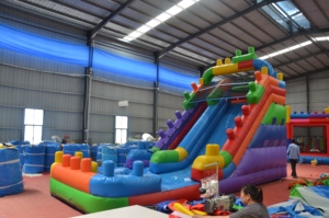 Ce grand <span class=keywords><strong>toboggan</strong></span> aquatique <span class=keywords><strong>gonflable</strong></span> sur le thème des blocs est un <span class=keywords><strong>toboggan</strong></span> aquatique <span class=keywords><strong>gonflable</strong></span> de style château <span class=keywords><strong>avec</strong></span> une <span class=keywords><strong>piscine</strong></span>. - Product Image 3