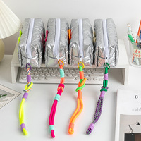 Haute valeur Polyester étudiant papeterie sac fermeture à glissière nouvelle mode poche maquillage étui à crayons suspendu organisateur caractéristique