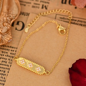 สร้อยข้อมือมุก ดีไซน์ดอกไม้สีทอง เกรด AA แบบฝังขอบ สำหรับใส่ทุกวัน - Product Image 4