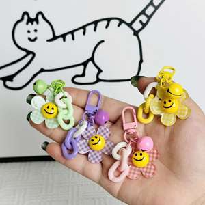Lindo llavero colgante para coche con cara sonriente y flor a cuadros, accesorio de campana colorido, pequeña decoración fresca para colgar en el bolso - Product Image 2