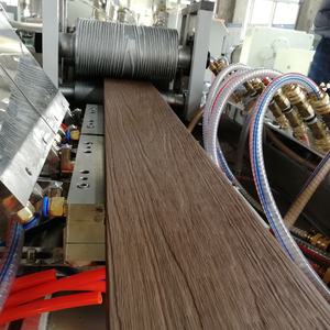 สายการผลิตพลาสติกทำรั้วไม้ PVC แบบอัตโนมัติพร้อมเครื่องปั๊มลายนูนออนไลน์ - Product Image 3