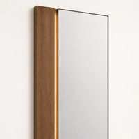 Miroir mural LED pleine longueur en chêne sur mesure avec base en bronze pour projets hôteliers