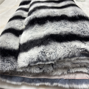 Pelliccia Morbida <span class=keywords><strong>di</strong></span> Coniglio e <span class=keywords><strong>Visone</strong></span> a Strisce Colore Cincillà - Product Image 1