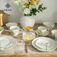 Service de table en céramique florale minimaliste élégant FENN pour 4 personnes, tasse et soucoupe irrégulières, assiette et bol en porcelaine avec bord ondulé