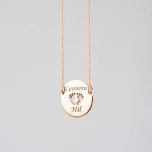 قلادة Jietao بتصميم شخصي من الاستانلس ستيل على شكل قرص عليه طبعة قدم طفل، مطلية بالذهب ومحفور عليها اسم مخصص، مرصعة بحجر الزركون، هدية للأم الجديدة - Product Image 3
