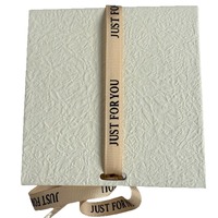 Boîte cadeau personnalisable minimaliste en matériaux recyclés ivoire avec ruban imprimé, vente en gros, pour mariage, baby shower, ou comme souvenir de fête.
