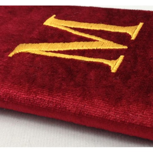 <span class=keywords><strong>Menu</strong></span> d'invitation personnalisé <span class=keywords><strong>de</strong></span> luxe en tissu velours avec broderie monogramme et support élastique - Product Image 3