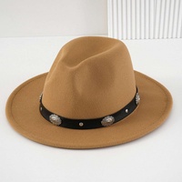Chapeau de cowboy en feutre blanc en gros avec ceinture cloutée et concho, idéal pour les fêtes western et le rodéo, pour adultes