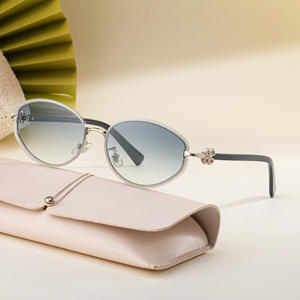 Nuevas gafas de sol ovaladas para mujer, montura negra, lentes de PC, protección UV400, diseño de trébol de cuatro hojas, estilo urbano moderno - Product Image 3