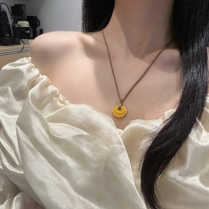 สินค้าขายดีในไลฟ์สด: สร้อยคอจี้รูปเมฆมงคลเคลือบทองแบบขัดเงา สวยหรู ระดับไฮเอนด์ - Product Image 1